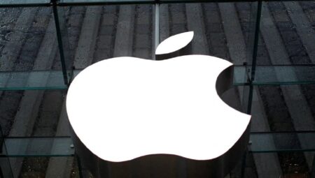 Apple, 92 ülkedeki kullanıcılarını “paralı casus yazılım saldırısının” olası kurbanları olabilecekleri konusunda uyardı.