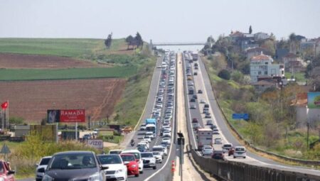 Tekirdağ-İstanbul kara yolunda bayram tatili için araçlarıyla yola çıkan sürücüler, bayramın ikinci gününde de trafikte yoğunluk oluşturmaya devam etti.
